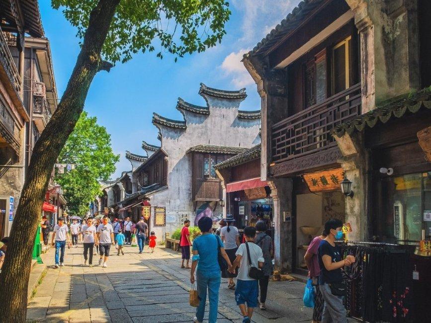 他把隶书写成了美术字,曾获兰亭奖,过分追求险绝和艺术性,几乎变成丑书